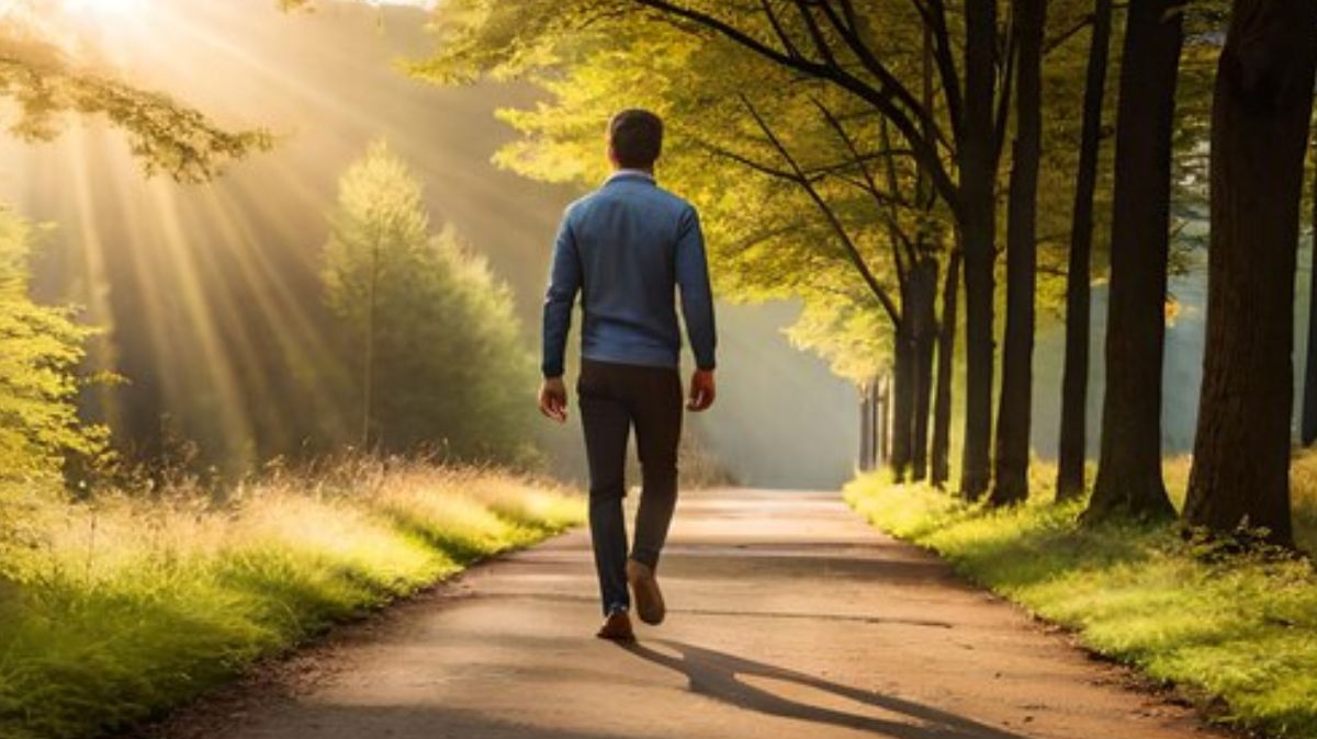 You are currently viewing How an Evening Walk Improves Your Health: Top Physical and Mental Benefits